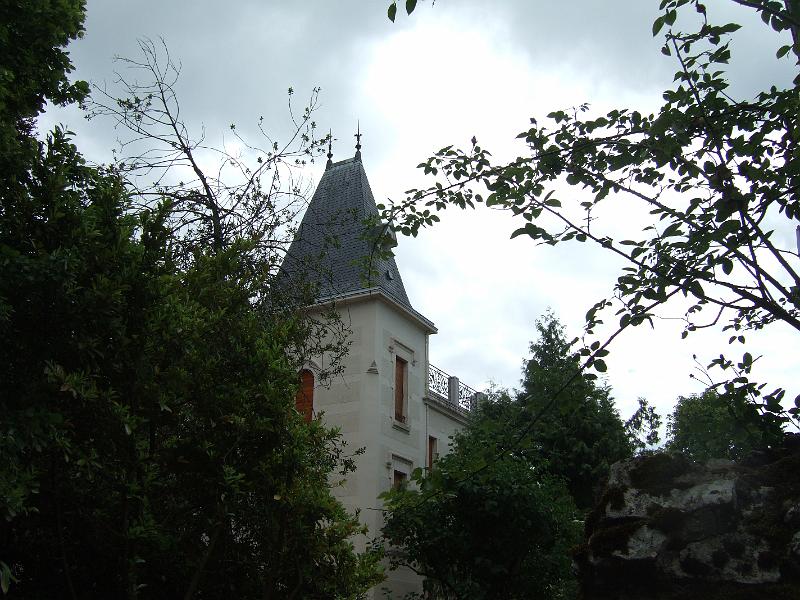 2010-05- (87).JPG - Auffallend: Viele - auch neuere - Wohnhäuser im Burgund haben einen quadratischen Wohnturm. Vorbild waren offenbar die mittelalterlichen Wohntürme (Donjons) von Schlössern und Burgen